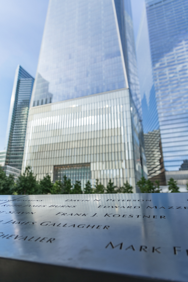 Gedenktafeln vor dem neuen One World Trade Center